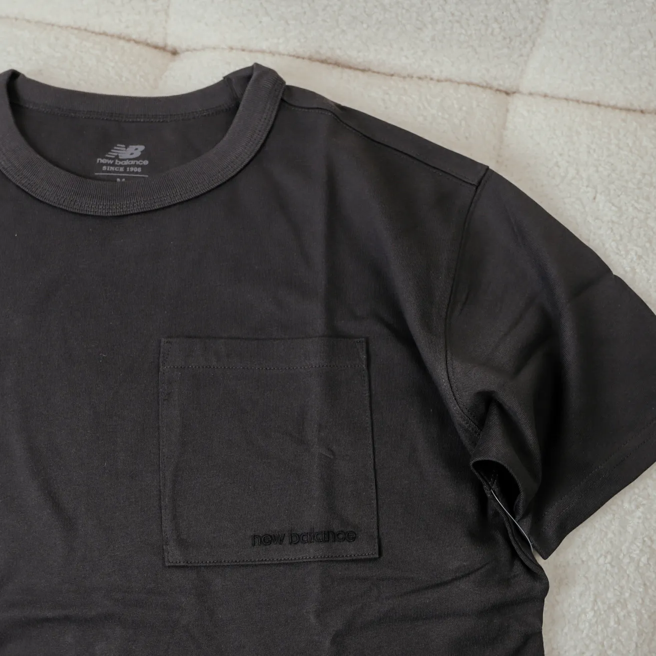 New Balance Pocket Tee [AMT23567]