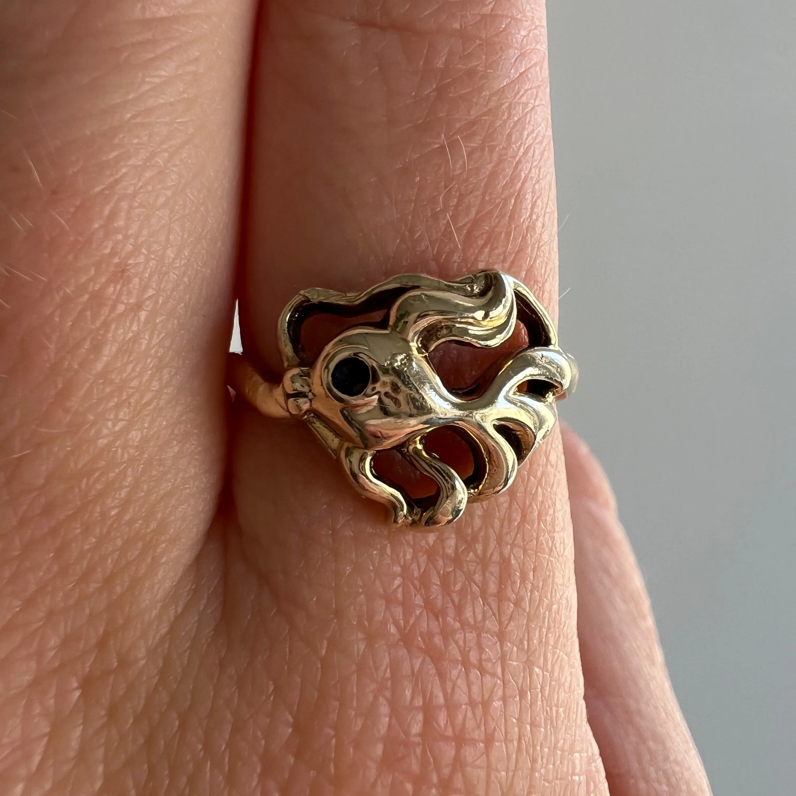 V I N T A G E // kissy fish / 10k yellow gold and blue sapphire fish ring / size 7.25