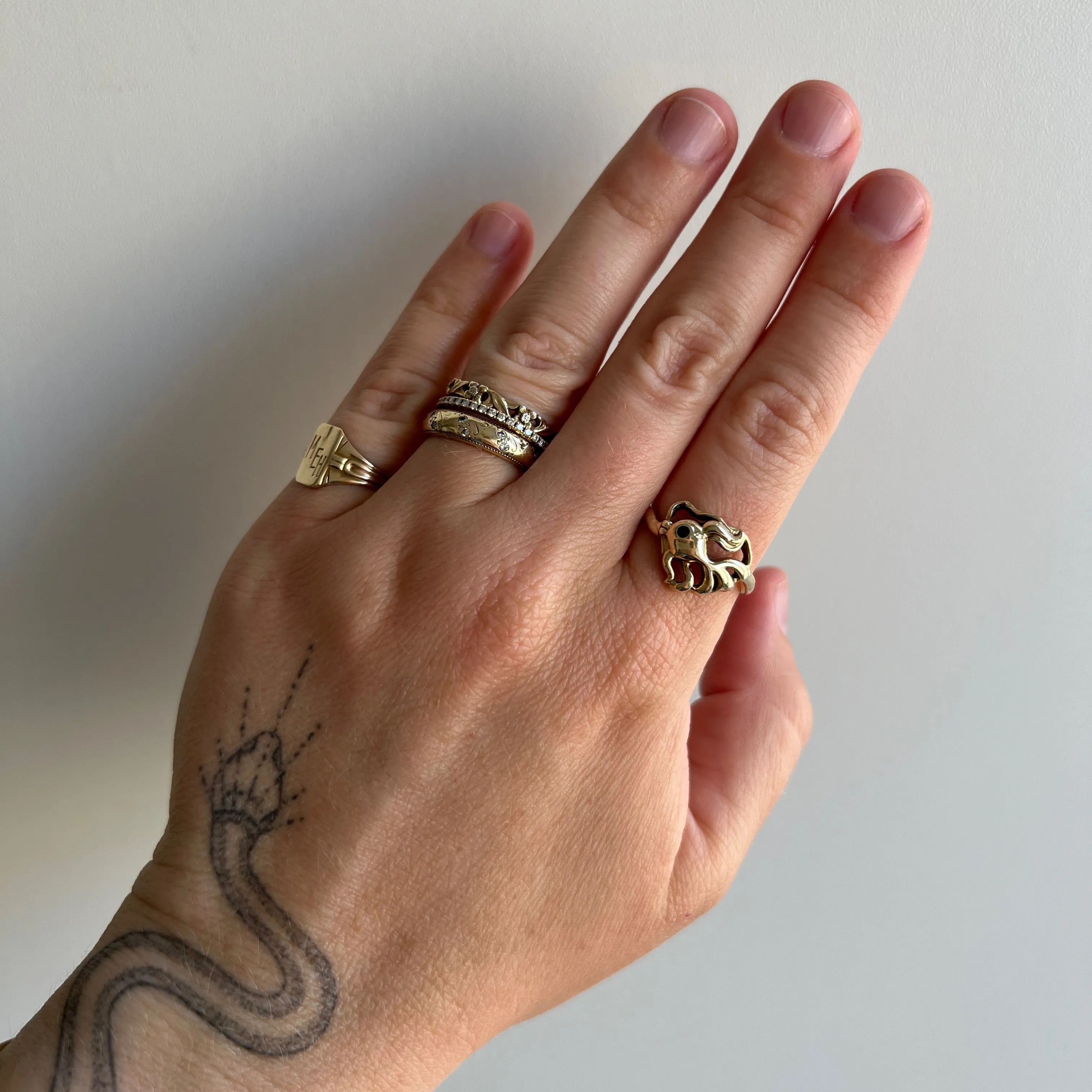 V I N T A G E // kissy fish / 10k yellow gold and blue sapphire fish ring / size 7.25