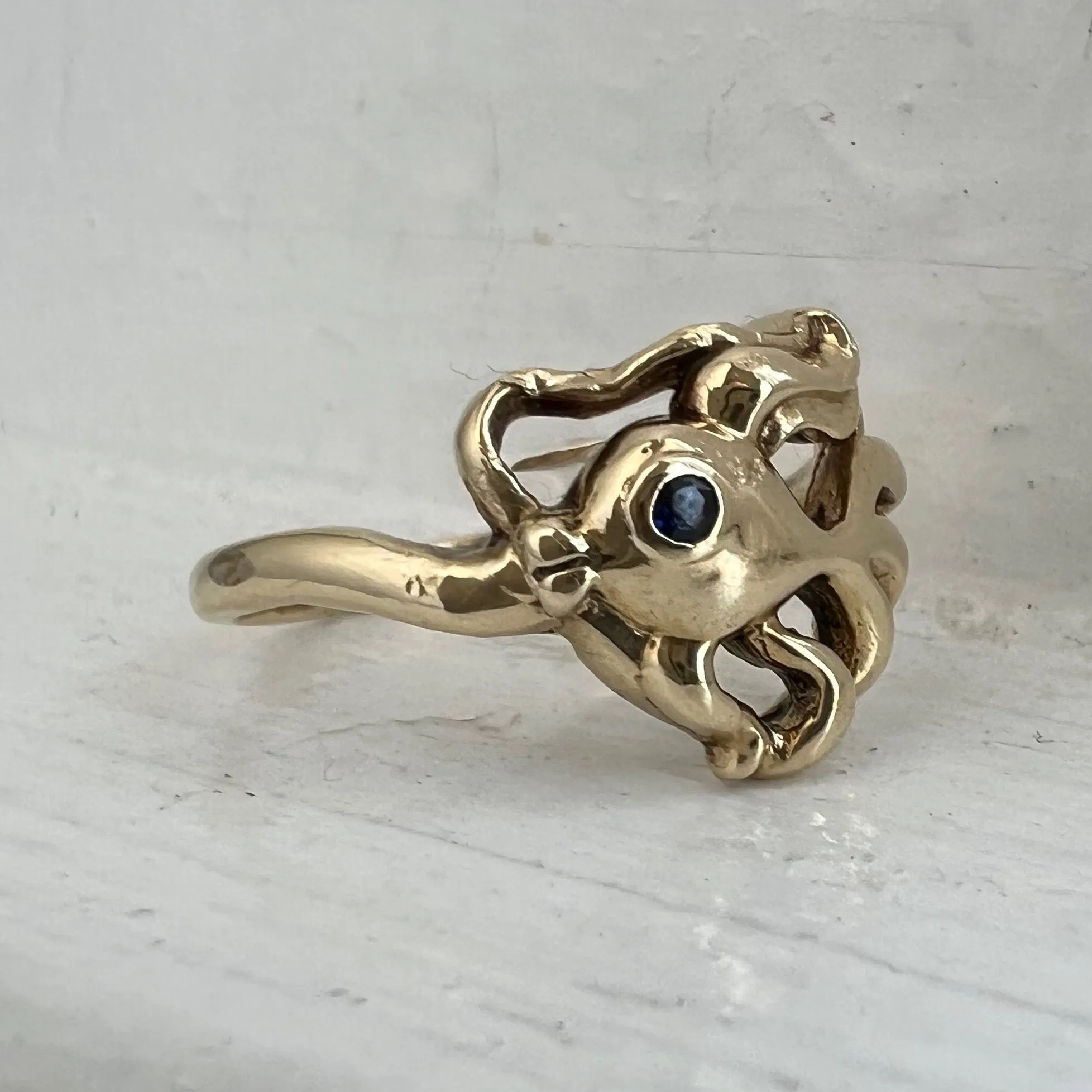 V I N T A G E // kissy fish / 10k yellow gold and blue sapphire fish ring / size 7.25